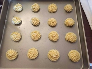 11、裱花曲奇-黄油曲奇,你用8齿挤出曲奇样子