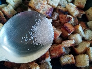 6、元气早餐之土司披萨饼,趁热加少许黑胡椒粉和食用盐炒均匀待用