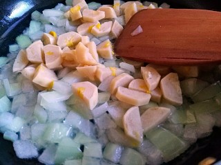 8、元气早餐之土司披萨饼,倒入香肠丁继续翻炒