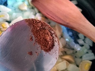 9、元气早餐之土司披萨饼,加适量花椒粉炒至洋葱断生，香肠微焦