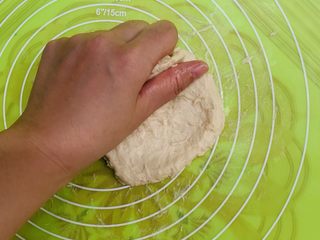 9、八寸花边披萨饼胚,加入面团。