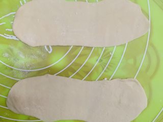 17、八寸花边披萨饼胚,揉搓均匀擀成长条。