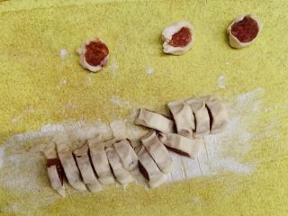 20、八寸花边披萨饼胚,放菜板切开小段,每小段1厘米高度。