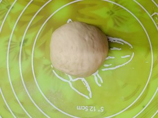 21、八寸花边披萨饼胚,剩下的面团揉圆。