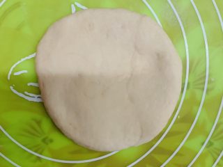 22、八寸花边披萨饼胚,摁压扁。