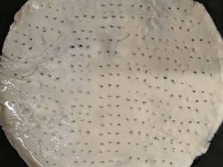 25、八寸花边披萨饼胚,放入面皮扎孔,扎密一点。