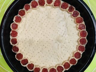 26、八寸花边披萨饼胚,把腊肠段围着面皮边铺上去。