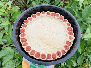 28、八寸花边披萨饼胚,出炉,冷藏可以放5到7天,冷冻3个月左右,建议尽快吃完。