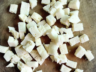 1、烤馒头披萨,馒头切丁