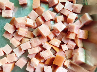 2、烤馒头披萨,火腿肠切丁