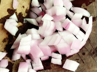 3、烤馒头披萨,洋葱切丁