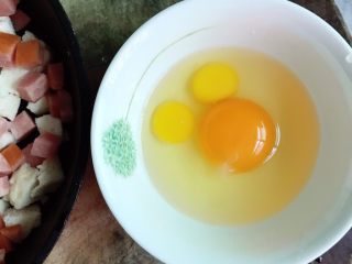 4、烤馒头披萨,鸡蛋和鹌鹑蛋打入碗中