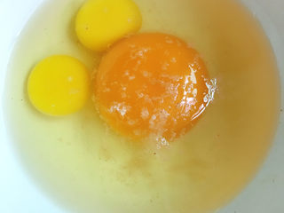 5、烤馒头披萨,放盐后打散备用