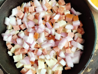 7、烤馒头披萨,撒上洋葱粒