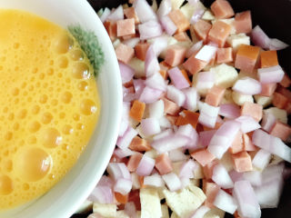 8、烤馒头披萨,加入打散的蛋液