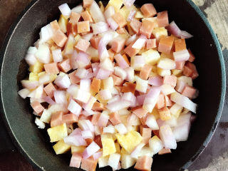 9、烤馒头披萨,淋上蛋液的馒头丁