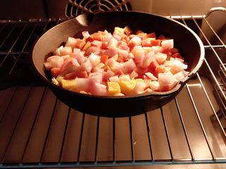 10、烤馒头披萨,放入提前200度预热的烤箱中