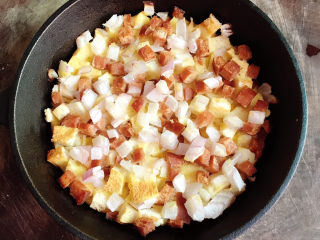 13、烤馒头披萨,取出铸铁锅