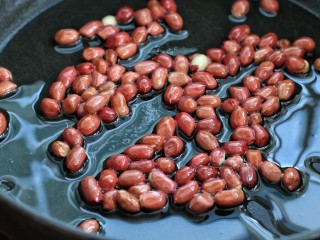 2、拍黄瓜,冷锅冷油放入花生米,小火炸至花生米啪啪作响时捞出晾凉