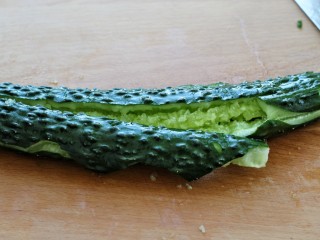 4、拍黄瓜,黄瓜洗净后用刀拍扁