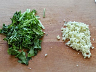 6、拍黄瓜,香菜切小段,大蒜剁成蒜末