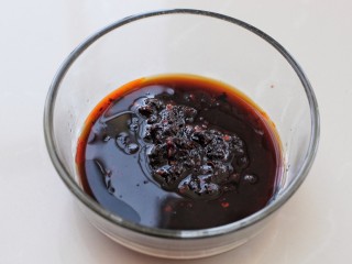 7、拍黄瓜,小碗中放入生抽、陈醋、糖和老干妈搅拌均匀