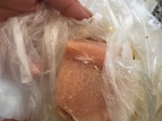 1、烤鸡排,准备一块鸡胸肉切成1厘米大小的片