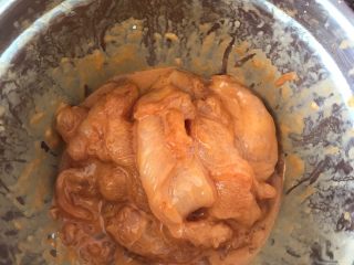 2、烤鸡排,加入奥尔良粉腌制均匀