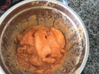 3、烤鸡排,加入一个鸡蛋和淀粉翻拌均匀，腌制1-2小时