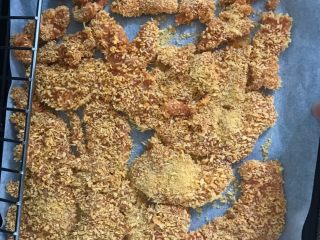 4、烤鸡排,裹上面包糠，摆放烤盘，放入烤箱