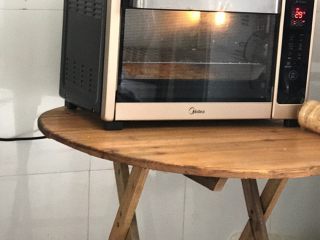 5、烤鸡排,烤箱预热，上下火温度180度，烤15分钟