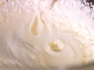 9、月光族必备,吃土吃出新高度,淡奶油同样倒入盆中,打发至呈现清晰纹路即可（淡奶油打发前，要放入冰箱充分冷藏，低温下的淡奶油更容易打发）