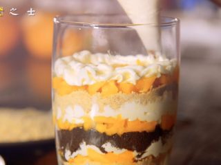 14、月光族必备,吃土吃出新高度,然后就发挥自己的想象吧~根据自己的喜好，一层一层的装入杯中~