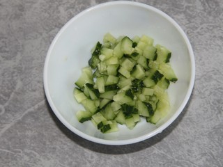 5、沙拉三明治,黄瓜切丁