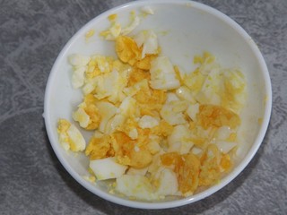 9、沙拉三明治,鸡蛋用勺子压碎