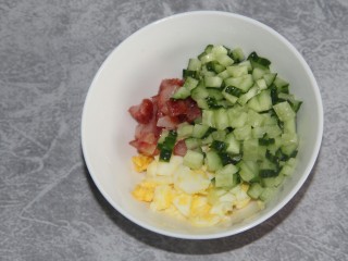 10、沙拉三明治,把黄瓜，腊肠，还有鸡蛋放到一个碗里