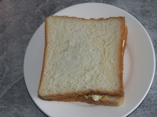 14、沙拉三明治,外盖上一片土司