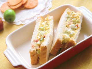 15、沙拉三明治,切开食用