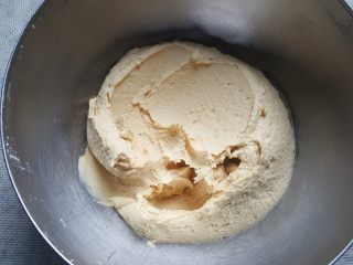 7、焦糖海盐曲奇,7.用刮刀切拌均匀。