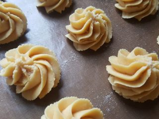 9、焦糖海盐曲奇,9.挤曲奇花在铺有油纸的烤盘上。