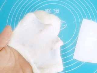 3、手撕炼奶包,连揉带摔出馍，揉面的时候撒上盐，收圆面团开始发酵。