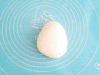 5、手撕炼奶包,取出排气。