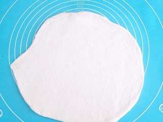 6、手撕炼奶包,幹成不要太薄的面皮。