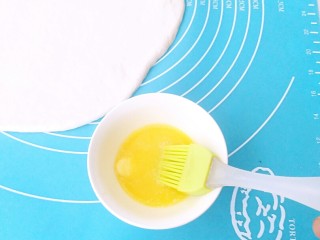 7、手撕炼奶包,黄油软化和炼奶混合。