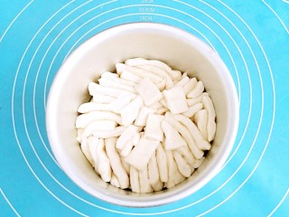 12、手撕炼奶包,移放进6寸磨具中。