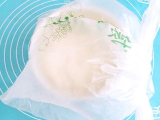 13、手撕炼奶包,装入方便袋进行保湿发酵。
