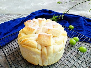 16、手撕炼奶包,出炉后在刷一层炼奶黄油，撒上糖粉，放凉保存。