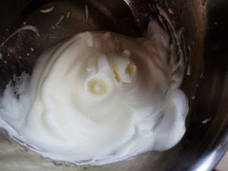 1、蛋白米饭腊肠批萨,冷藏的蛋白不加糖，直接高速打发