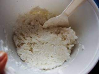 2、蛋白米饭腊肠批萨,米饭拌松后，将蛋白混合米饭中！切记上下翻动，不要打圈搅拌