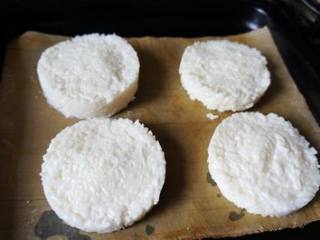3、蛋白米饭腊肠批萨,利用模具，整形4个米饭饼子